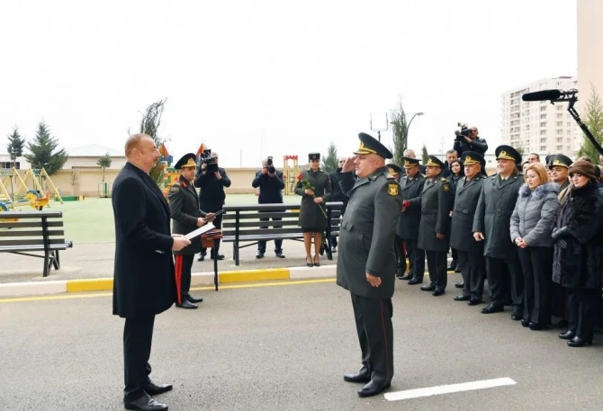Ильхам Алиев подарил квартиры военнослужащим - ФОТО