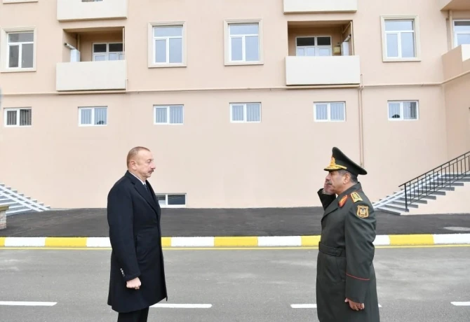 Ильхам Алиев подарил квартиры военнослужащим - ФОТО