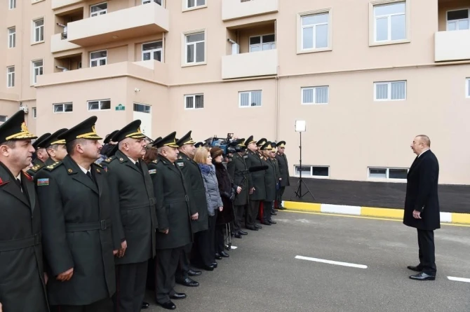 Ильхам Алиев подарил квартиры военнослужащим - ФОТО