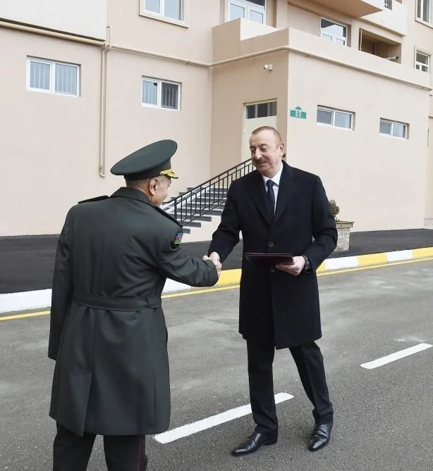 Ильхам Алиев подарил квартиры военнослужащим - ФОТО