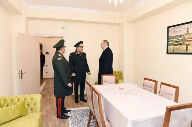 Ильхам Алиев подарил квартиры военнослужащим - ФОТО