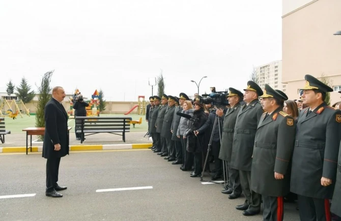 Ильхам Алиев подарил квартиры военнослужащим - ФОТО