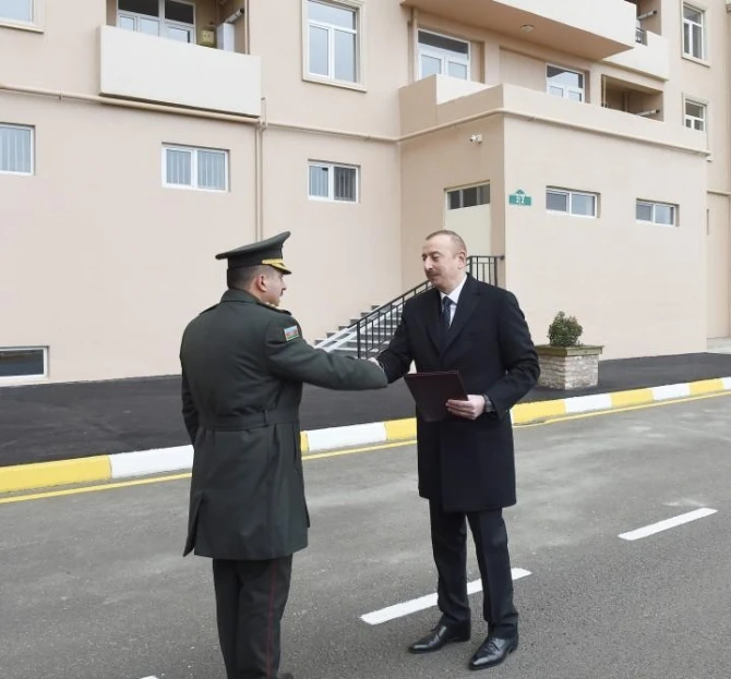 Ильхам Алиев подарил квартиры военнослужащим - ФОТО