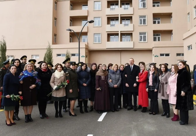 Ильхам Алиев подарил квартиры военнослужащим - ФОТО