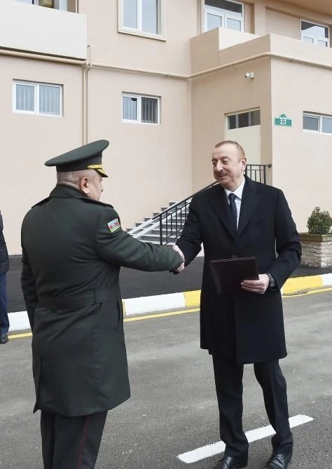 Ильхам Алиев подарил квартиры военнослужащим - ФОТО