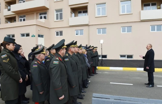 Ильхам Алиев подарил квартиры военнослужащим - ФОТО