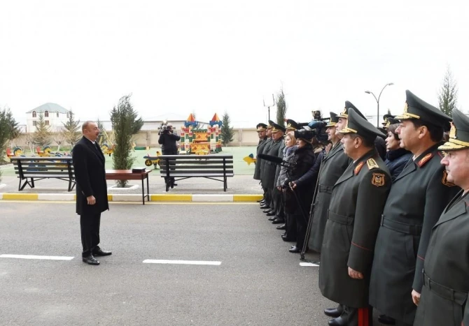 Ильхам Алиев подарил квартиры военнослужащим - ФОТО