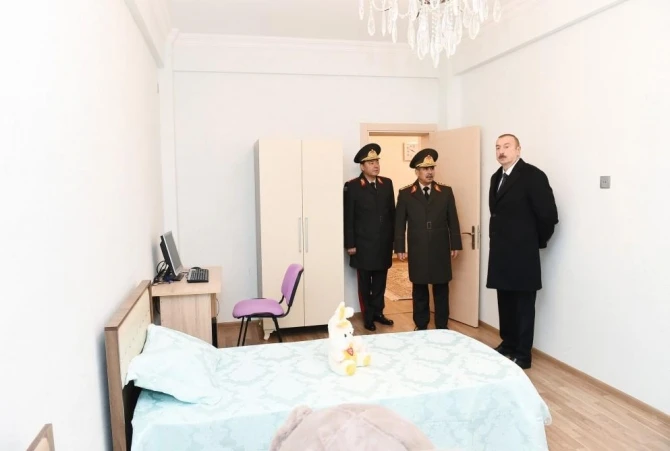 Ильхам Алиев подарил квартиры военнослужащим - ФОТО