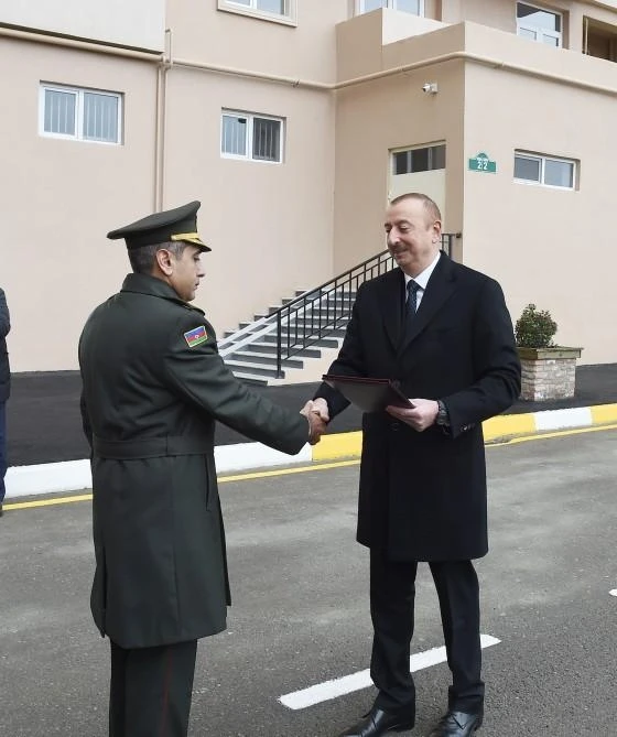 Ильхам Алиев подарил квартиры военнослужащим - ФОТО