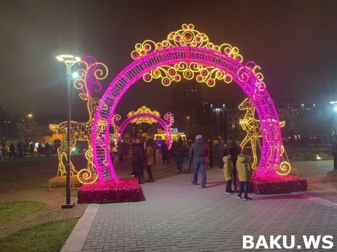 Сказочная новогодняя атмосфера в бакинском парке 
