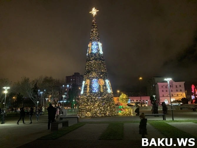 Сказочная новогодняя атмосфера в бакинском парке 