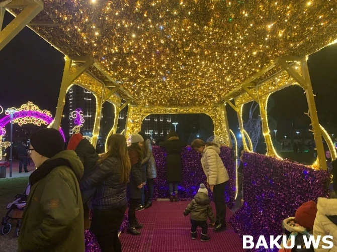Сказочная новогодняя атмосфера в бакинском парке 