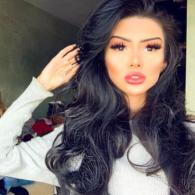 Азербайджанская модель превратила себя в живую куклу Барби - ФОТО