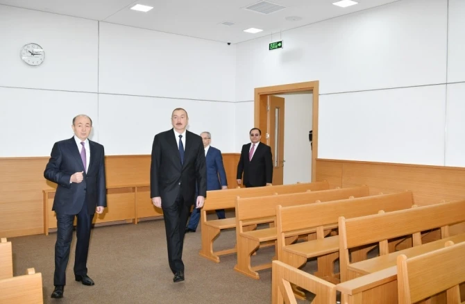 Ильхам Алиев на открытии нового здания суда в Баку - ФОТО