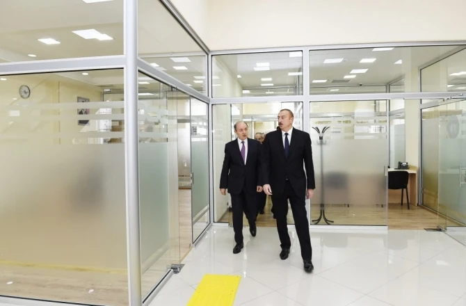Ильхам Алиев на открытии нового здания суда в Баку - ФОТО