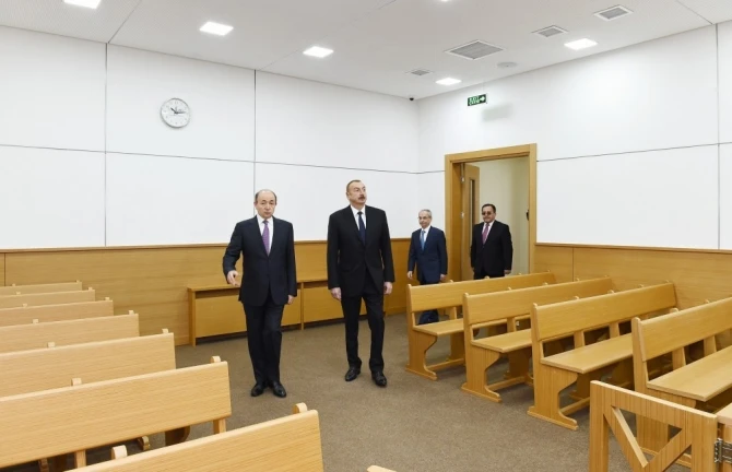 Ильхам Алиев на открытии нового здания суда в Баку - ФОТО
