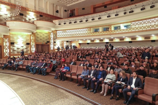 Арзу Алиева на презентации фильма 