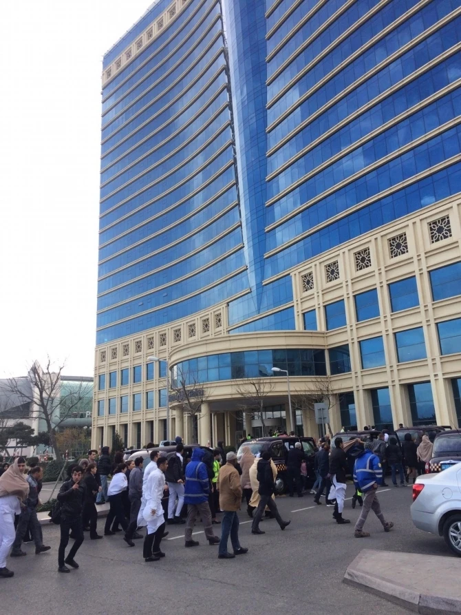СРОЧНО! Пожар в отеле Hilton в Баку - ФОТО