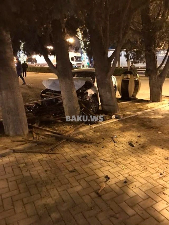 На бакинском бульваре автомобиль врезался в дерево – ВИДЕО