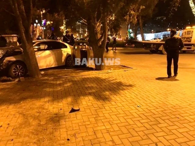 На бакинском бульваре автомобиль врезался в дерево – ВИДЕО