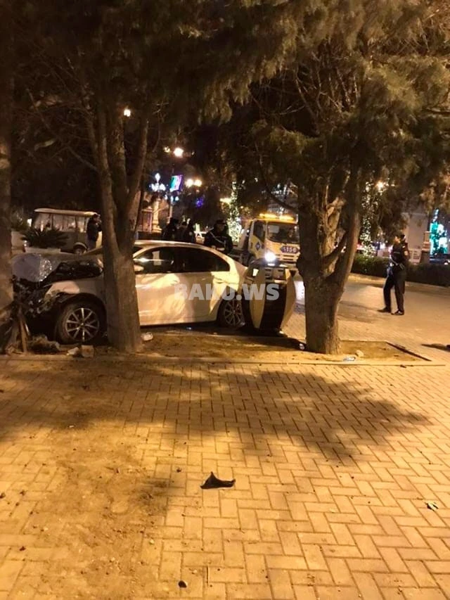 На бакинском бульваре автомобиль врезался в дерево – ВИДЕО