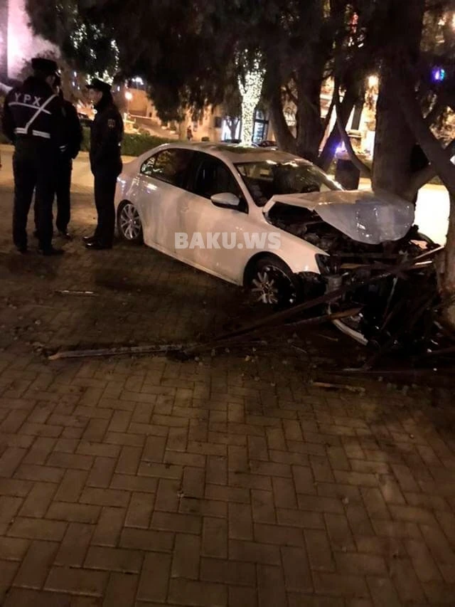 На бакинском бульваре автомобиль врезался в дерево – ВИДЕО
