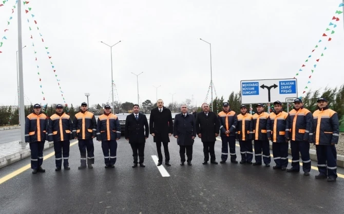 Ильхам Алиев на открытии новой дороги в Баку - ФОТО