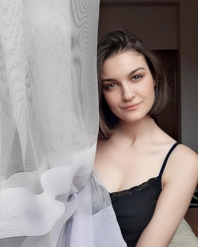 Azərbaycanlı aktrisa ayağını sındırdı - YERİYƏ BİLMİR (FOTO)