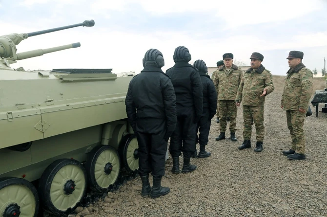 Закир Гасанов проверил боеготовность бронетехники в прифронтовой зоне - ФОТО
