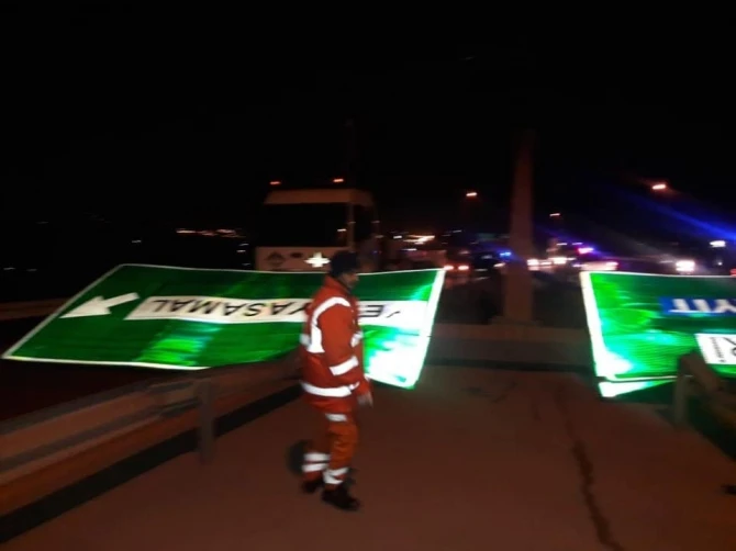 Bakıda güclü külək yol nişanlarını dağıtdı – FOTO