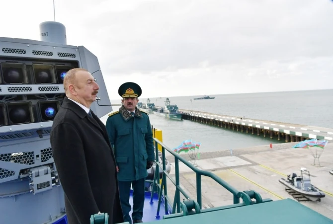 Ильхам Алиев ознакомился с кораблем типа 