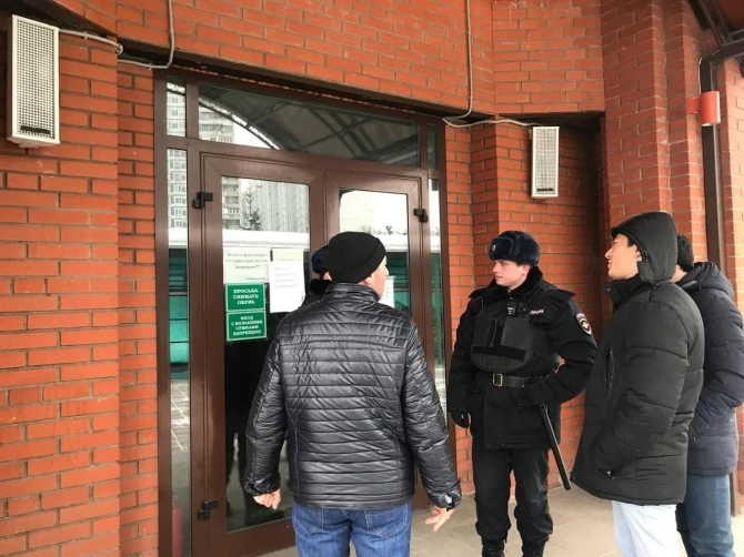 Moskvada azərbaycanlıları cümə namazına buraxmadılar - FOTO