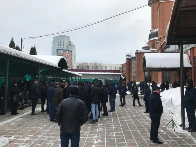 Moskvada azərbaycanlıları cümə namazına buraxmadılar - FOTO