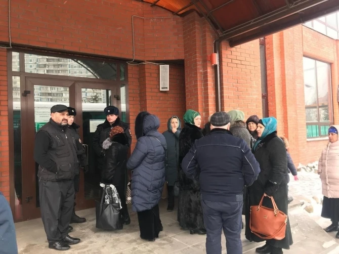 Moskvada azərbaycanlıları cümə namazına buraxmadılar - FOTO