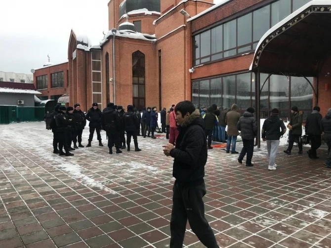 В Москве азербайджанцев не пустили на пятничный намаз - ФОТО+ВИДЕО