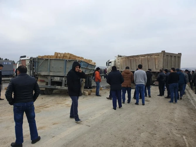 Hacıqabulda “KamAZ” aşdı, yol bağlandı - Fotolar