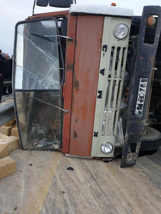 Hacıqabulda “KamAZ” aşdı, yol bağlandı - Fotolar