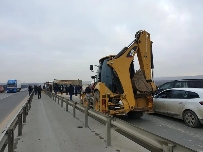 Hacıqabulda “KamAZ” aşdı, yol bağlandı - Fotolar