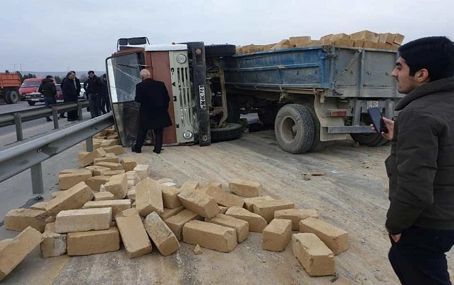 Hacıqabulda “KamAZ” aşdı, yol bağlandı - Fotolar