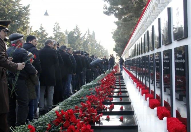 Azərbaycan xalqı 20 Yanvar şəhidlərinin xatirəsini ehtiramla anır (FOTO)