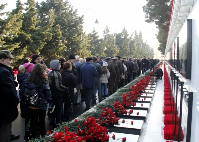 Azərbaycan xalqı 20 Yanvar şəhidlərinin xatirəsini ehtiramla anır (FOTO)