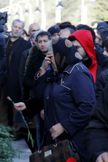 Azərbaycan xalqı 20 Yanvar şəhidlərinin xatirəsini ehtiramla anır (FOTO)