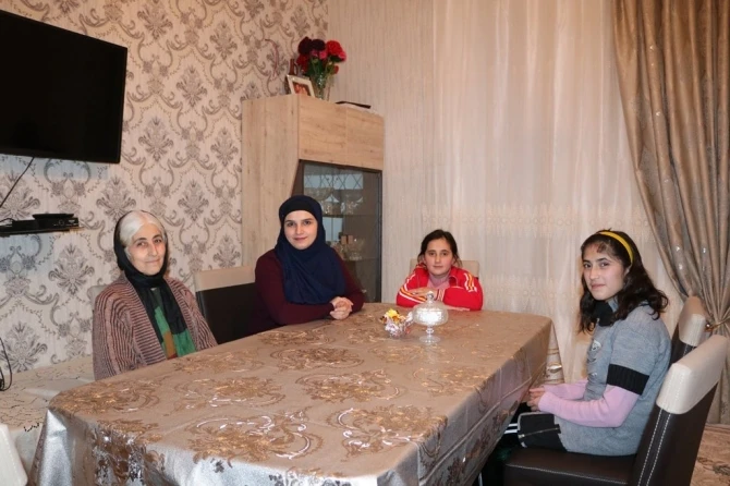 İcra başçısı ölən süpürgəçinin qızları üçün ev tikdirdi - VİDEO,FOTO