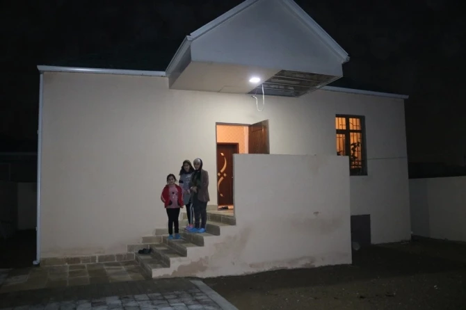 İcra başçısı ölən süpürgəçinin qızları üçün ev tikdirdi - VİDEO,FOTO