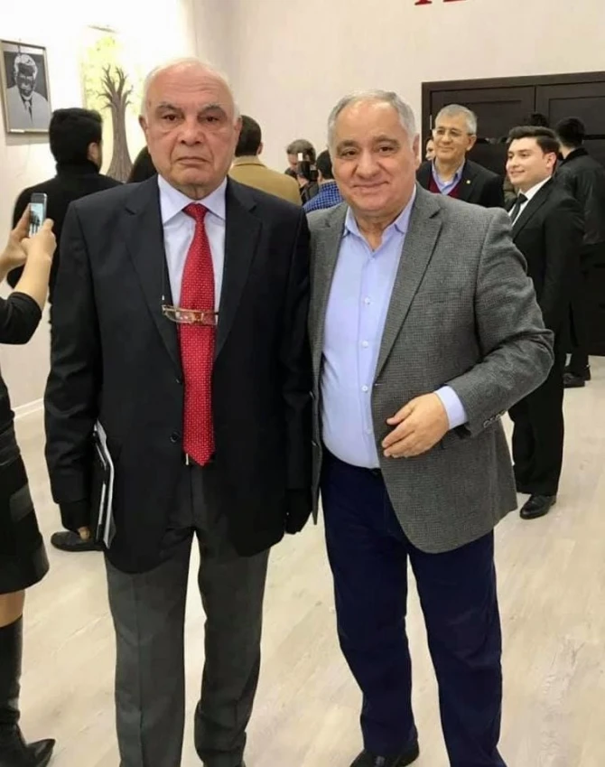 “Qara əlcəkli adam” - Cavanşir Quliyev əllərini niyə gizlədir?