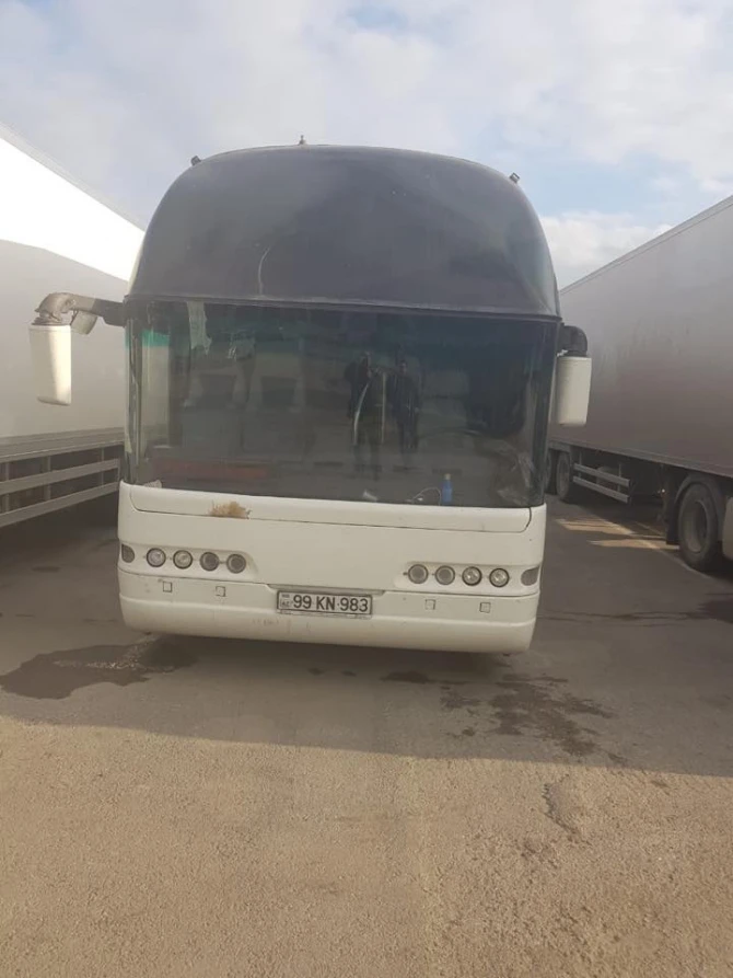 Daha bir avtobus sürücüsünün fırıldağının üstü açıldı - FOTO