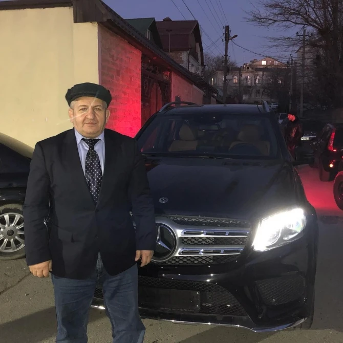 Кадыров подарил отцу Нурмагомедова Mercedes - ФОТО
