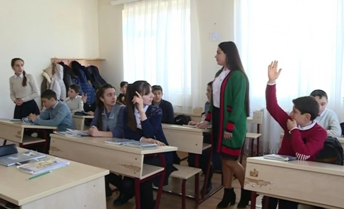 Qubanın dağ kəndində müəllim işləyən bu bakılı qızı siz də tanıyın (VİDEO)