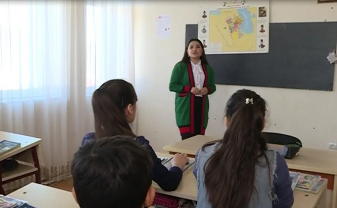 Qubanın dağ kəndində müəllim işləyən bu bakılı qızı siz də tanıyın (VİDEO)