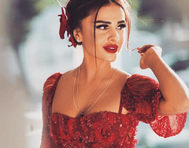 Bu qız kimdir? - FOTO